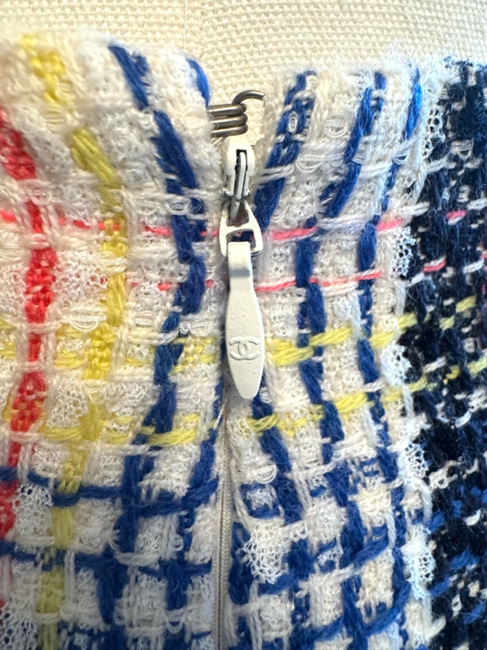 ✨🛍️ Chanel Multicolor Wool Tweed Plaid Skirt - Size 4 - Picture 6 of 6